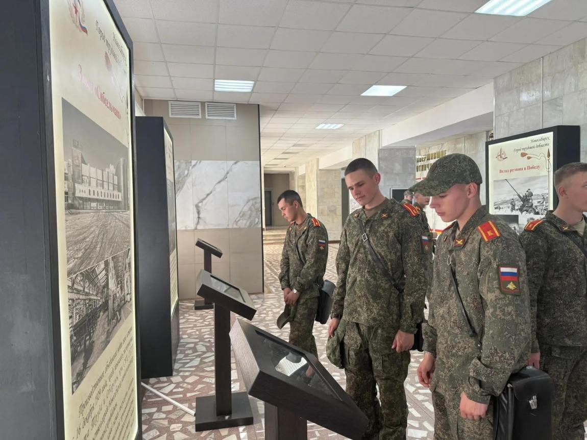 Мобильная мультимедийная выставка исторического парка «Новосибирск – город трудовой доблести» была представлена в Новосибирском гвардейском высшем военном командном училище